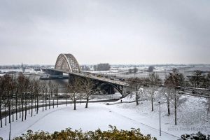 nijmegen-waalbrug-sneeuw