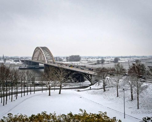 nijmegen-waalbrug-sneeuw