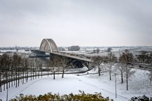 Foto-Nijmegen-Waalbrug-sneeuw