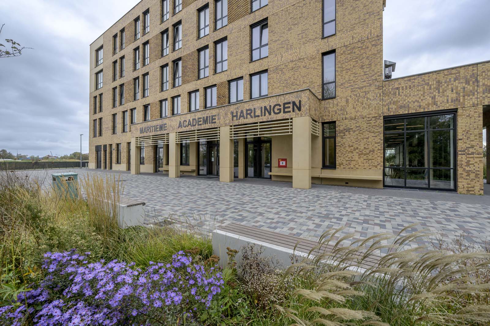 Nieuwe bestrating bij Maritieme Academie Harlingen