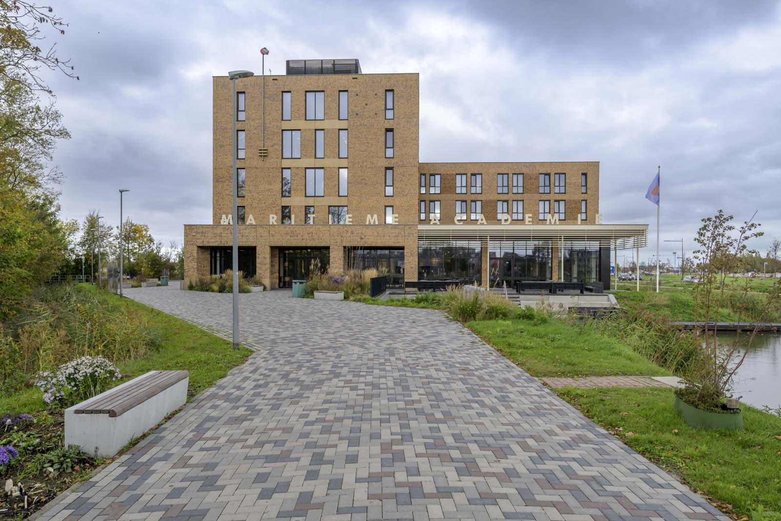 Nieuwe bestrating bij Maritieme Academie Harlingen