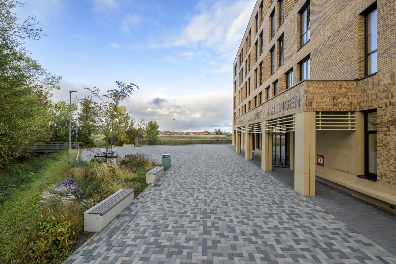 Nieuwe bestrating bij Maritieme Academie Harlingen